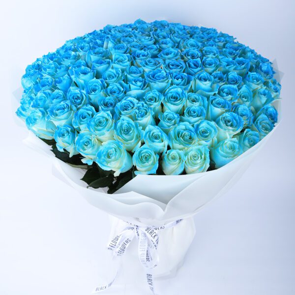 Handbouquet of Exquisite Blue Roses