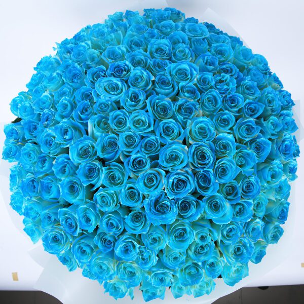 Handbouquet of Exquisite Blue Roses