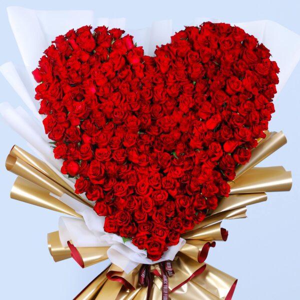 Romantic floral gift with 500 red roses in a heart-shaped design.